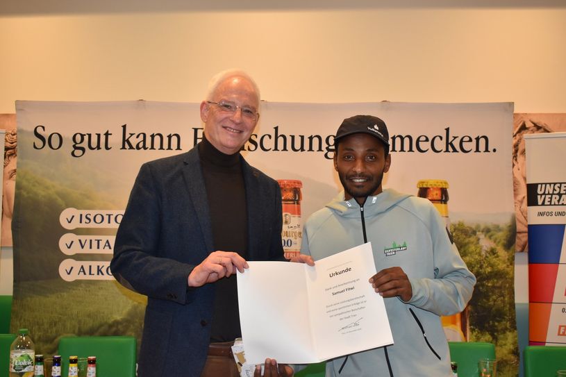 Letztes Jahr übergab Oberbürgermeister Wolfram Leibe Samuel Fitwi eine Urkunde als Dank und Anerkennung.