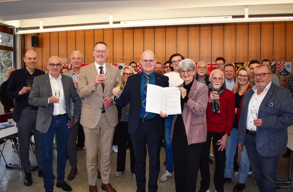 Endlich ist es soweit: Mit der Förderung, die Minister Michael Ebling (4.v.l) an Bürgermeister Christian Keimer (Mitte) übergab, kann der Bau starten.