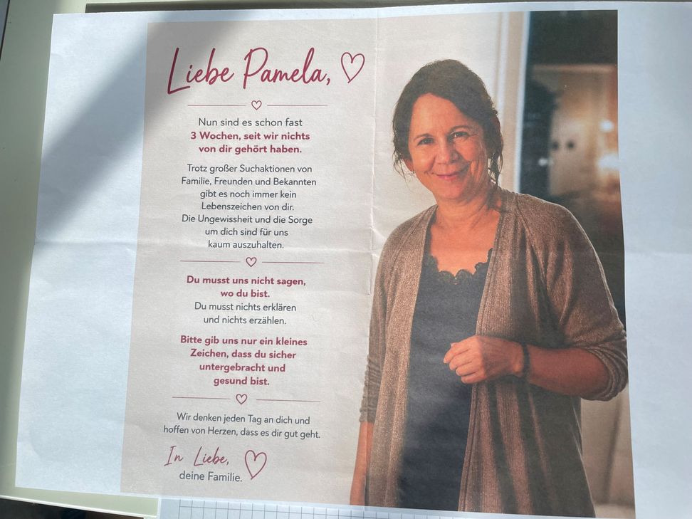 Diese Zeilen mit dem Foto der Vermissten  richten sich direkt an Pamela: Ihre Familie möchte ihr mit dem liebevoll geschriebenen Brief vor allem sagen, dass sie sich jederzeit melden und nach Hause kommen kann. Niemand erwartet Erklärungen – alle hoffen nur auf ein Lebenszeichen.