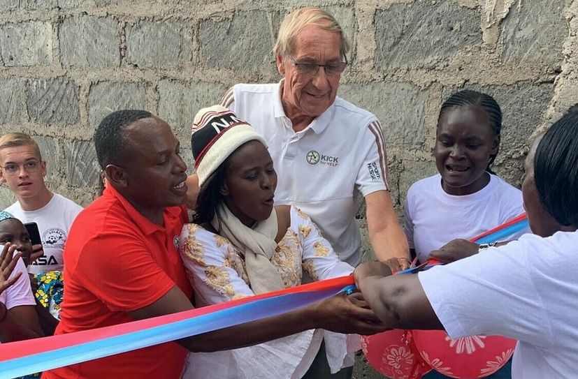 Norbert Neuser von "Kick for Help" bei der Eöffnung.