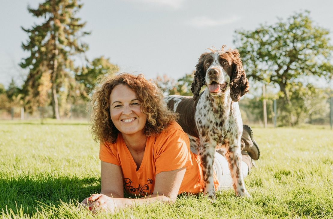 Eingespieltes Team: Britta mit ihrem Springer Spaniel Rudi. Die ausgebildete Hundeerzieherin und Verhaltenstrainerin steht seit 17 Jahren im Bereich Tiertraining für jede Menge Ideen und neue Impulse - nicht nur in der Region.