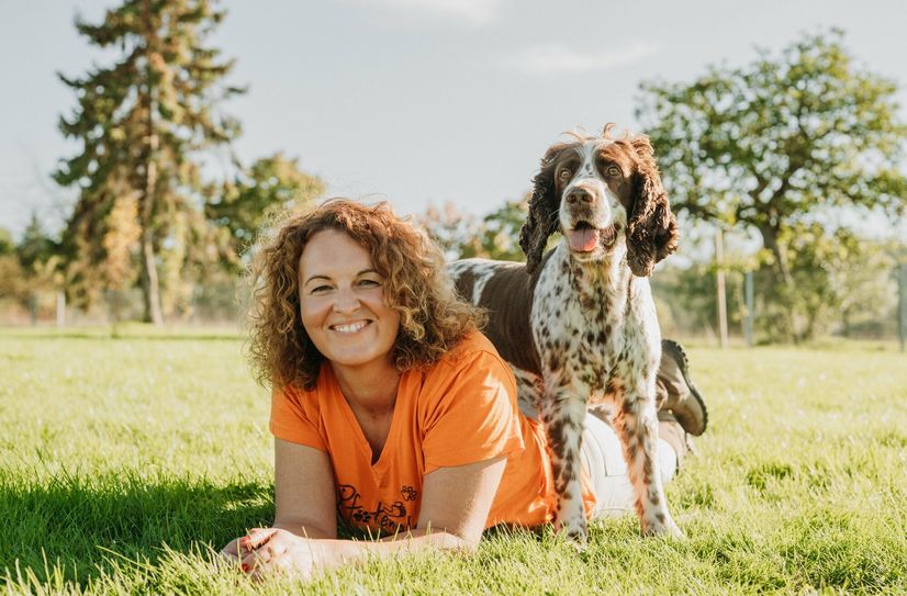 Eingespieltes Team: Britta mit ihrem Springer Spaniel Rudi. Die ausgebildete Hundeerzieherin und Verhaltenstrainerin steht seit 17 Jahren im Bereich Tiertraining für jede Menge Ideen und neue Impulse - nicht nur in der Region.