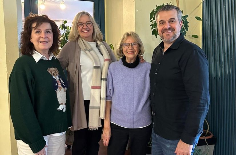 V.l.: Christel Bares, Mathilde Schmitz, Gabi Mehlem, Torsten Hauer bei der Spendenübergabe