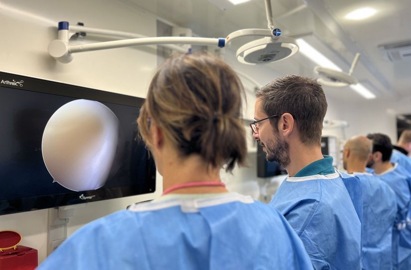 Bei arthroskopischen Übungen vertieft das Team bewährte Verfahren und testet neue Techniken.