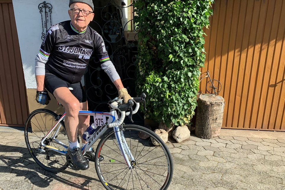 Seit 40 Jahren gehört für Erwin Larscheid das Rennradfahren einfach dazu. Und auch mit 80 Jahren denkt er noch lange nicht ans Aufhören. Foto: privat