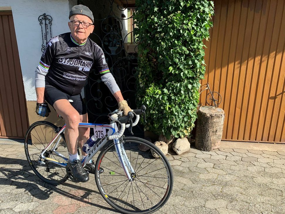 Seit 40 Jahren gehört für Erwin Larscheid das Rennradfahren einfach dazu. Und auch mit 80 Jahren denkt er noch lange nicht ans Aufhören. Foto: privat