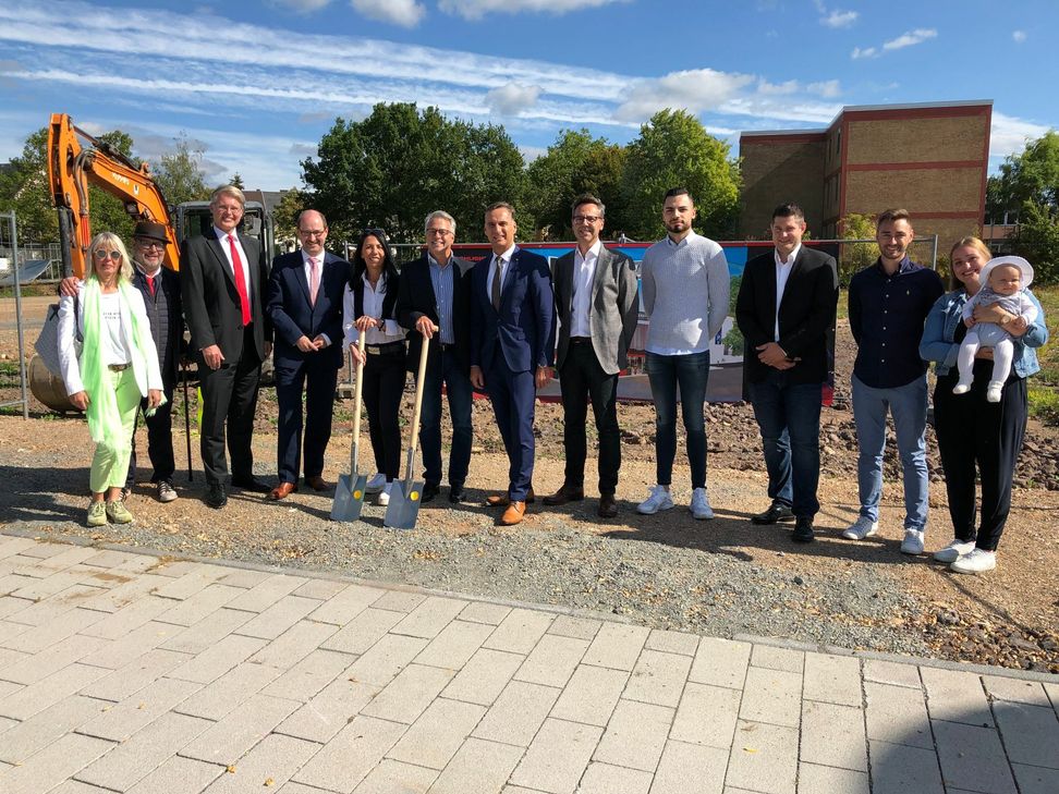 Die Investoren Kurt Römer (6 v. l) und Heike Müller (5. v. l.) haben zum Spatenstich geladen: Neben dem Eventum in Wittlich soll im März 2020 das neue Kino eröffnen.    Video vom Spatenstich: www.facebook.com/wochenspiegel.eifel. Foto: Sarah Stieren