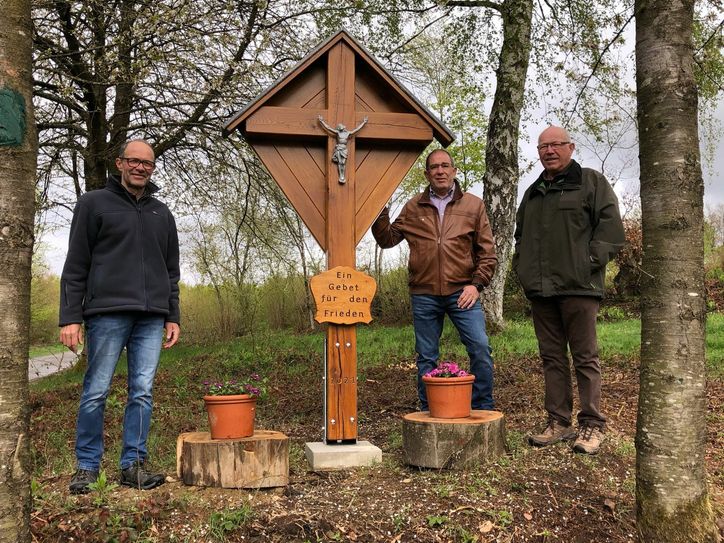 Nach gut zwei Jahren haben die Ehrenamtler des Eifelvereins Eicherscheid unter Federführung von Schreinermeister Reiner Offermann (r.) alle sanierungsbedürftigen Wegekreuze rund um den Ort repariert oder ausgetauscht. Foto: T. Förster