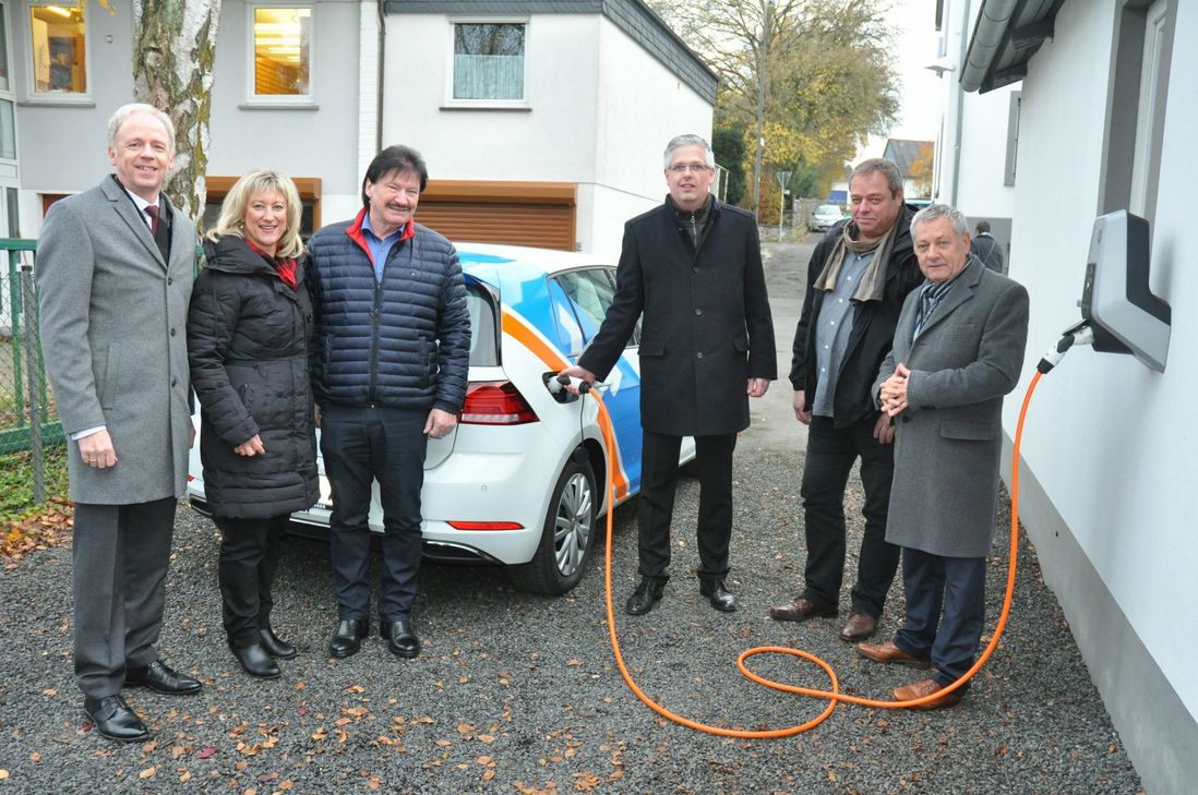 Auftanken bei der Raiffeisenbank Eifeltor (v. l.): Elmar Franzen, Vorstand, Anke Beilstein, CDU-MdL, Günter Welter, Bürgermeister Lutzerath, Thomas Welter, Vorstand, Günter Urwer, Vorsitzender des Aufsichtsrats, und Landrat Manfred Schnur.