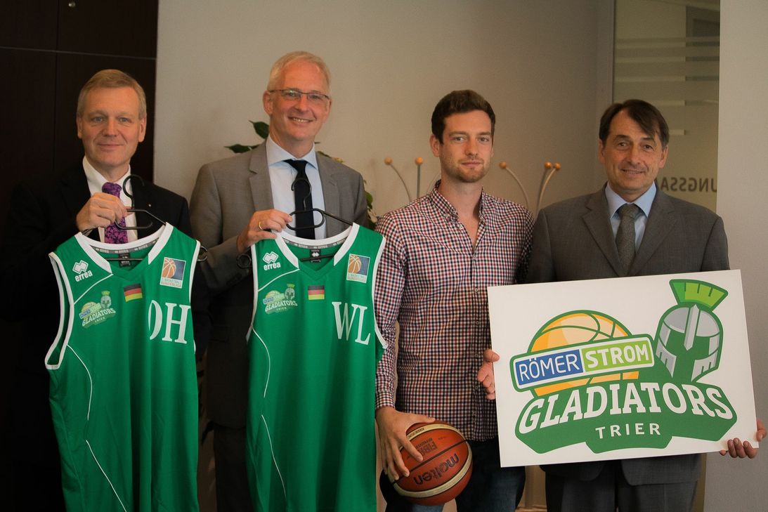 Dr. Olaf Hornfeck, Vorstandssprecher der Stadtwerke (links), Wolfram Leibe, Oberbürgermeister der Stadt Trier (zweiter von links), und Michael Lang, Managing Director der Gladiators (rechts), präsentierten nun die Eckpunkte der erweiterten Zusammenarbeit. Foto: FF