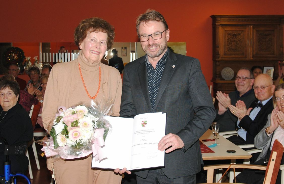 Anita Hanke nahm die Urkunde sowie die Goldene Ehrennadel von Oberbürgermeister Wolfgang Treis entgegen.