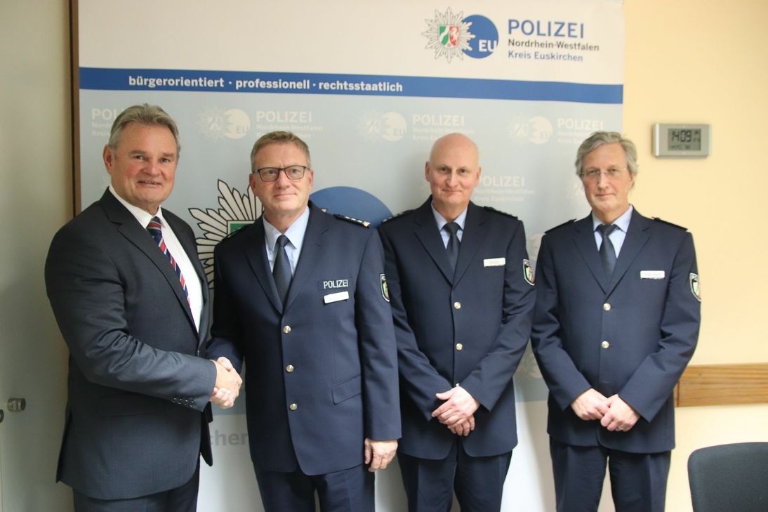 Landrat Günter Rosenke (.l.) und Harald Mertens (r.) begrüßten Wolfgang Eifinger (2.v.l.) als Nachfolger von Thorsten Köpp im Amt. Foto: Tim Nolden