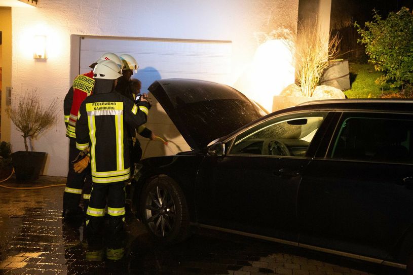 Ebenfalls in Saarburg waren eine Hausfassade und ein PKW in Brand geraten. Foto: WSTV
