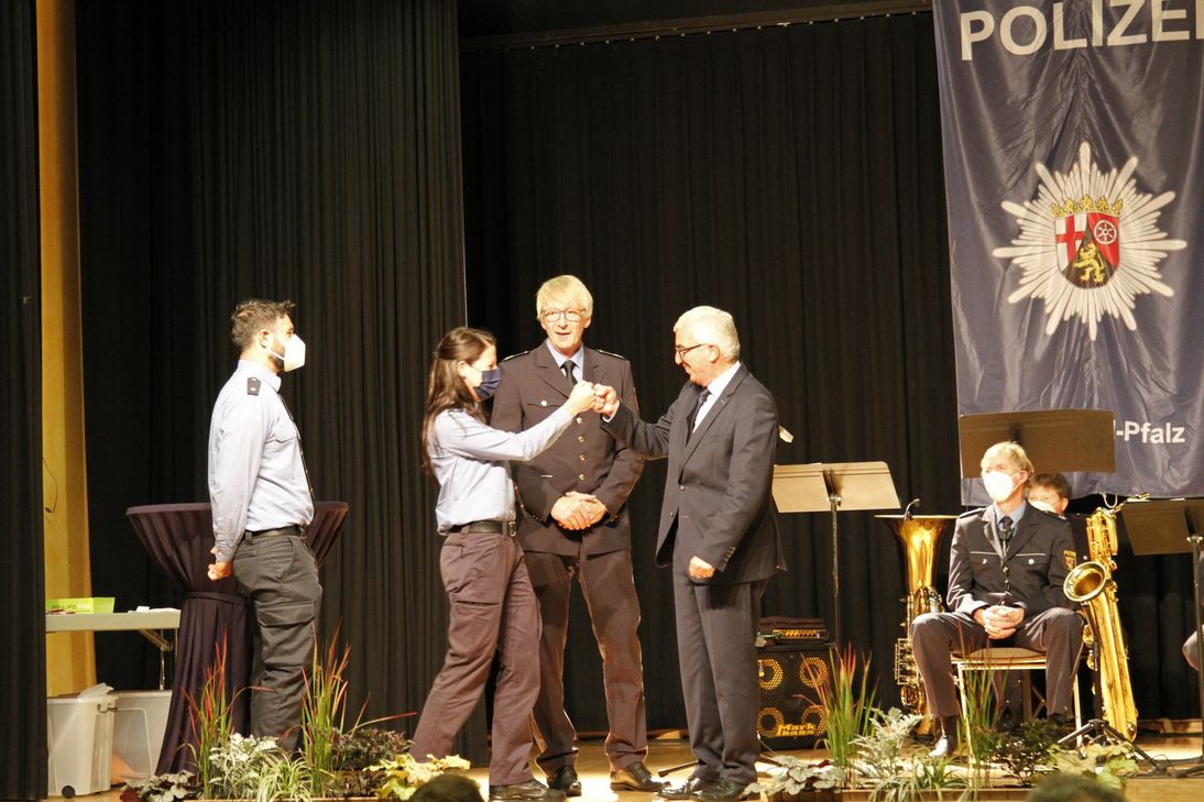 Innenminister Roger Lewentz gratuliert den Absolventinnen und Absolventen.