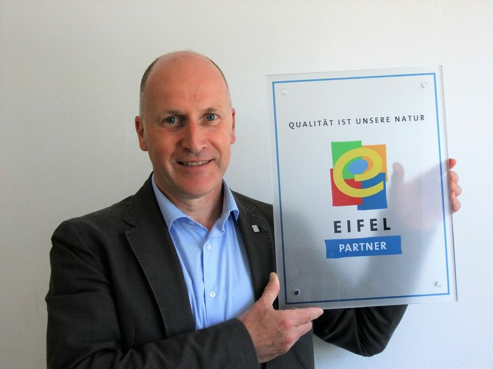 Markus Pfeifer hält die Qualitäten der Eifel hoch... auch die der Jobs, mit welchen zertifizierte Arbeitgeber Fachkräfte überzeugen. Foto: Regionalmarke Eifel