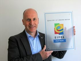 Markus Pfeifer hält die Qualitäten der Eifel hoch... auch die der Jobs, mit welchen zertifizierte Arbeitgeber Fachkräfte überzeugen. Foto: Regionalmarke Eifel