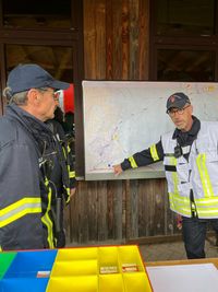 Die stellvertretenden Wehrleiter Frank Stolz (r.), zuständig für den Unterbezirk Gillenfeld, und Martin Saxler, zuständig für den Unterbezirk Niederstadtfeld, erörtern die Übungslage.