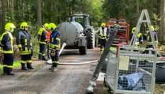 Gemeinsame mit Landwirten aus der Verbandsgemeinde gingen die Feuerwehrkräfte gegen die »Flammen« im Wald vor.