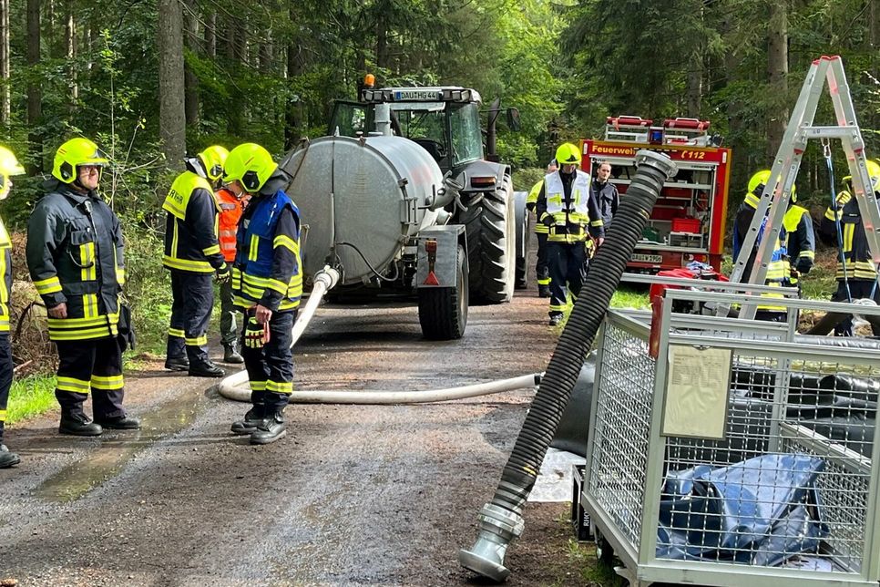 Gemeinsame mit Landwirten aus der Verbandsgemeinde gingen die Feuerwehrkräfte gegen die »Flammen« im Wald vor.