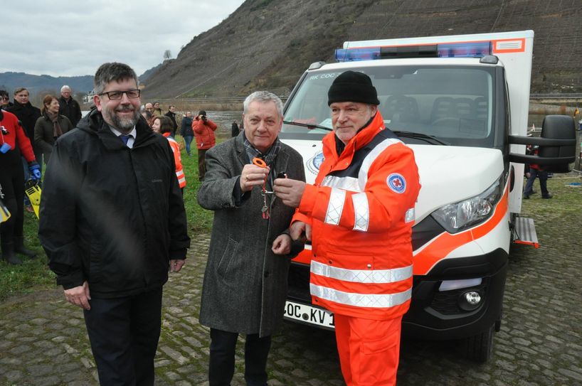 Landrat Manfred Schnur konnte dem Cochemer "Wasserwacht"-Chef Matthias Lipp die Schlüssel für ein neues Wasserrettungsfahrzeug überreichen.