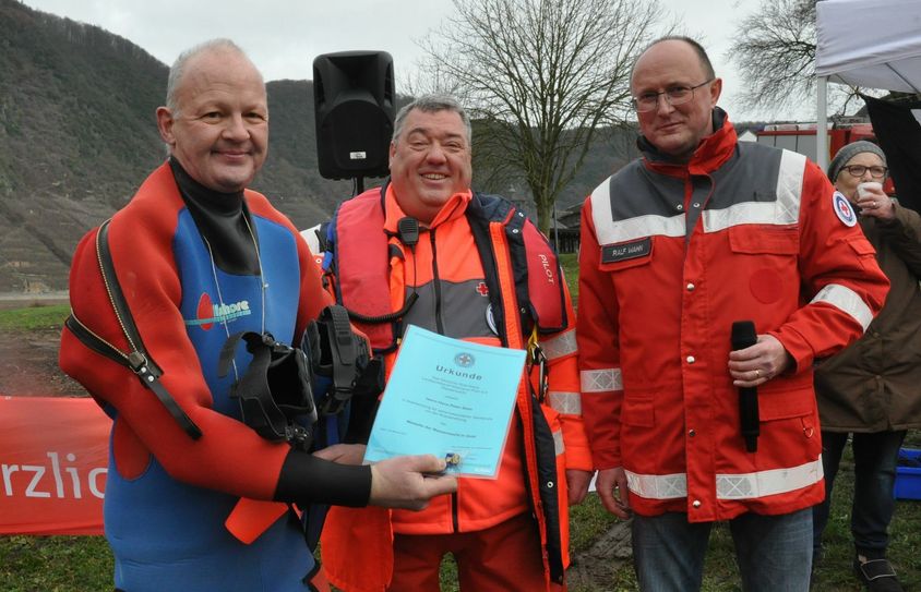 Hans-Peter Stein erhielt für seinen jahrzehntelangen Einsatz für die Wasserrettung die Medaille der Wasserwacht in Gold.