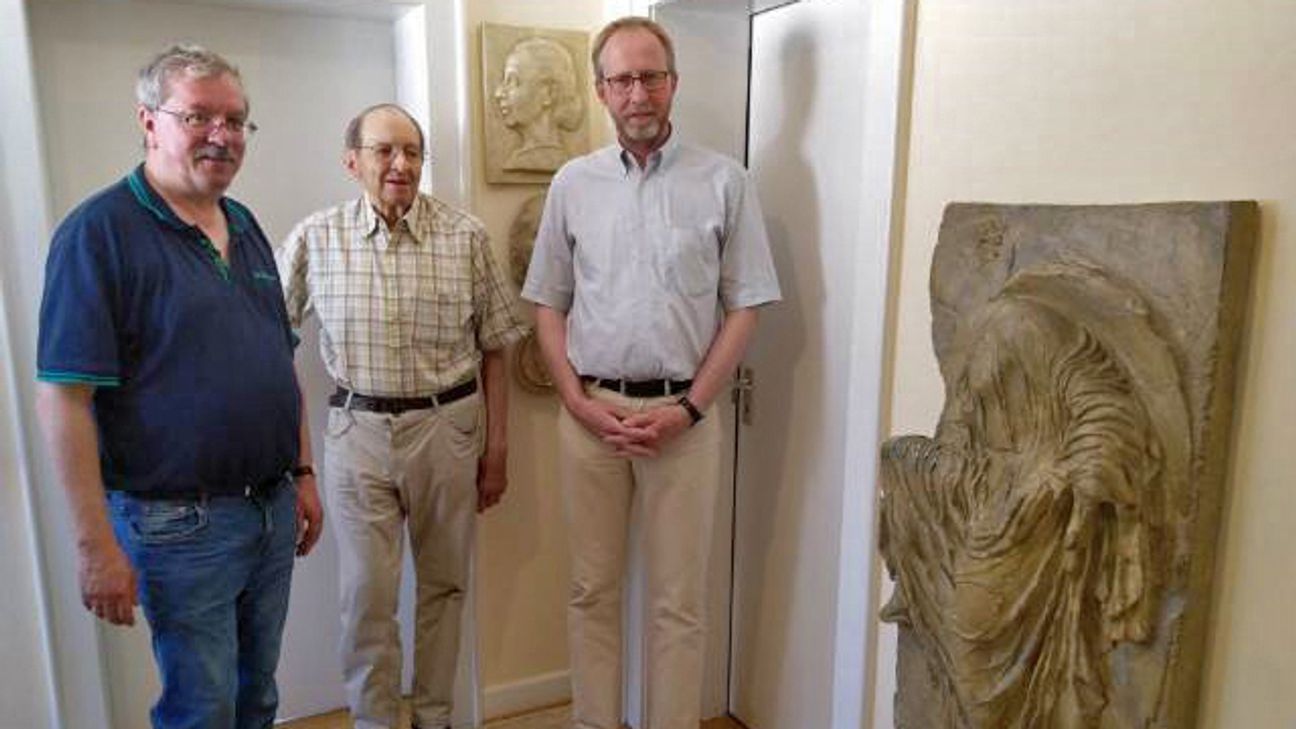 Dr. Dieter Arens (Mitte) bei der Übergabe der Schenkung an Prof. Dr. Torsten Mattern (rechts) und den Geschäftsführer des Faches Klassische Archäologie und Kustos der Original- und Abgusssammlung, Dr. Stephan Berke.