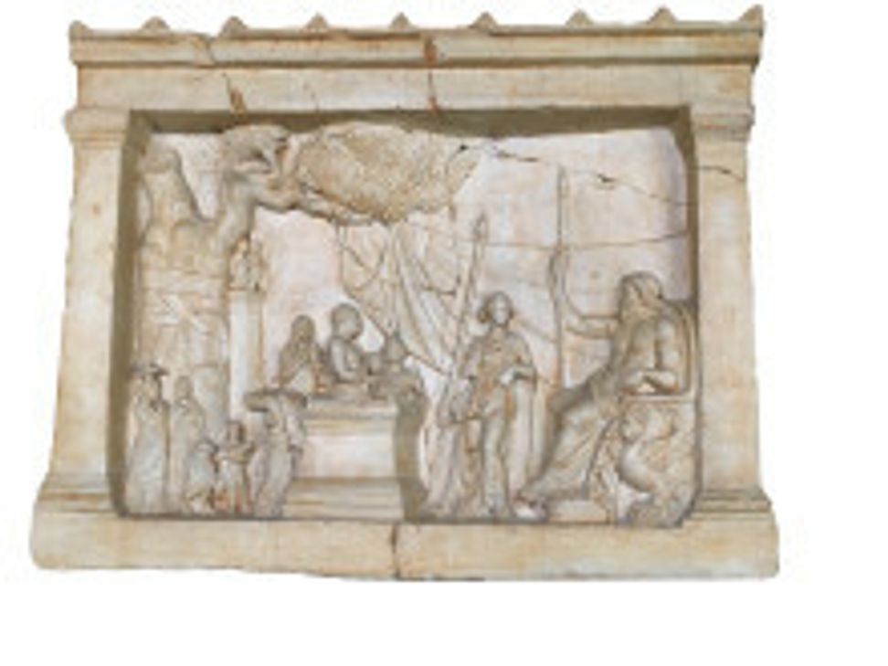 Kopie eines hellenistischen Weihereliefs (um 200 v. Chr.) aus der Glypthotek in München. Die Szene zeigt auf der linken Seite des Reliefs die Opfernden an einem Altar. Rechts sitzen die beiden Gottheiten, denen geopfert wird. Foto: Uni Trier