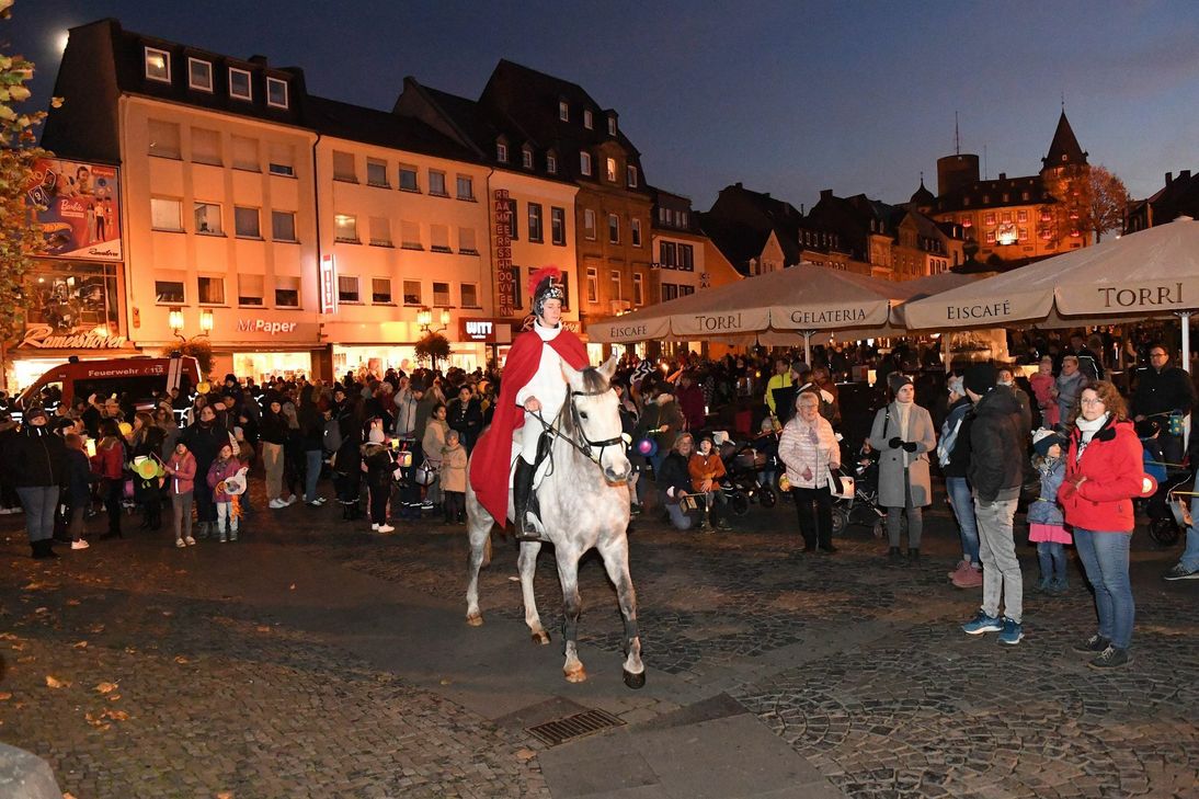 St. Martin (Tom Braun aus Ettringen) hoch zu Roß (Arlek) führte den Martinszug an. Fotos: Walz