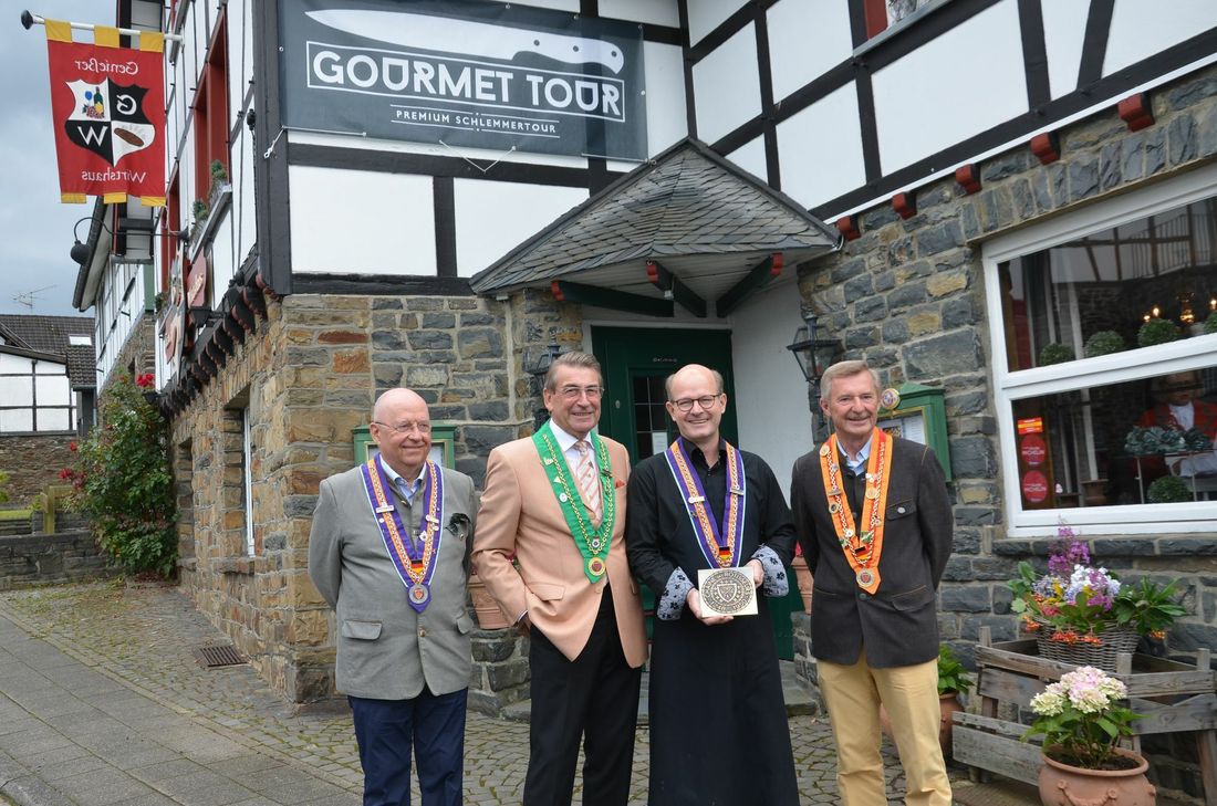 Kleine Plakette für große Gaumenfreude: Joachim Daners (2.v.r.) wurde in die Bruderschaft der »Chaîne des Rôtisseurs« aufgenommen. Der Bailli vom Mittelrhein, Dieter Ulsperger (2.v.l.) überreichte sie ihm - mit dabei die so genannten »Restaurateure« Michael Korbmacher (l.) und Franz Hütter (r.). Foto: T. Förster