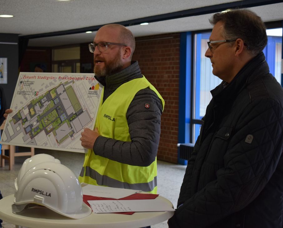 Bürgermeister Ulf Hürtgen (r.) und Projektleiter Claas Scheele (RMP Stephan Lenzen Landschaftsarchitekten) stellten das Projekt „Neuer Schulcampus“ vor, das vom Bundesbauminis-terium neben sechs weiteren aus ganz Deutschland als Best-Practice-Beispiel für die Schaffung einer grünen und sozialen Infrastruktur ausgewählt wurde. Foto: Stadt Zülpich / Torsten Beulen