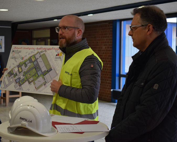 Bürgermeister Ulf Hürtgen (r.) und Projektleiter Claas Scheele (RMP Stephan Lenzen Landschaftsarchitekten) stellten das Projekt „Neuer Schulcampus“ vor, das vom Bundesbauminis-terium neben sechs weiteren aus ganz Deutschland als Best-Practice-Beispiel für die Schaffung einer grünen und sozialen Infrastruktur ausgewählt wurde. Foto: Stadt Zülpich / Torsten Beulen