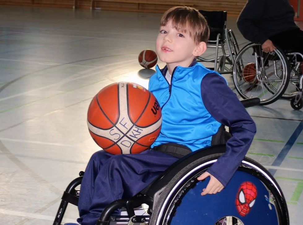 Marlon liebt Rollstuhl-Basketball. Hier kann er sich ungehindert austoben. Um sich ungehindert im elterlichen Haus zu bewegen, wäre allerdings ein Homelift nötig. Doch der ist teuer.