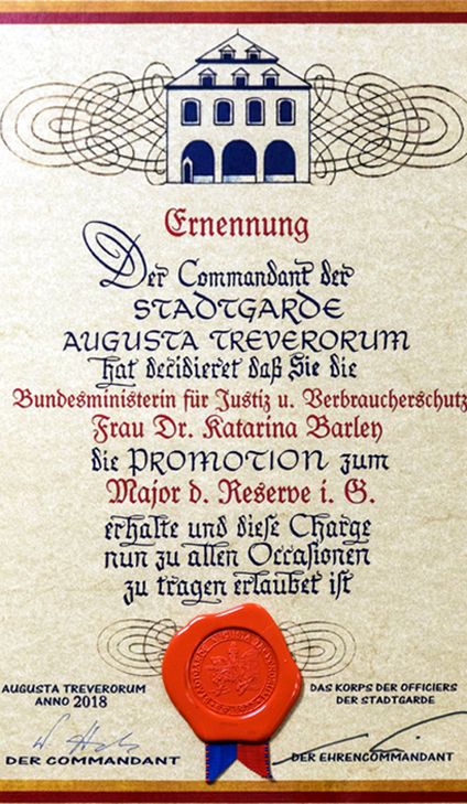 Historisches Dokument: Die Ernennungsurkunde von Katarina Barley zum Major der Reserve der Stadtgarde Augusta Treverorum 1977 beendet die frauenlose Zeit im Generalstab.