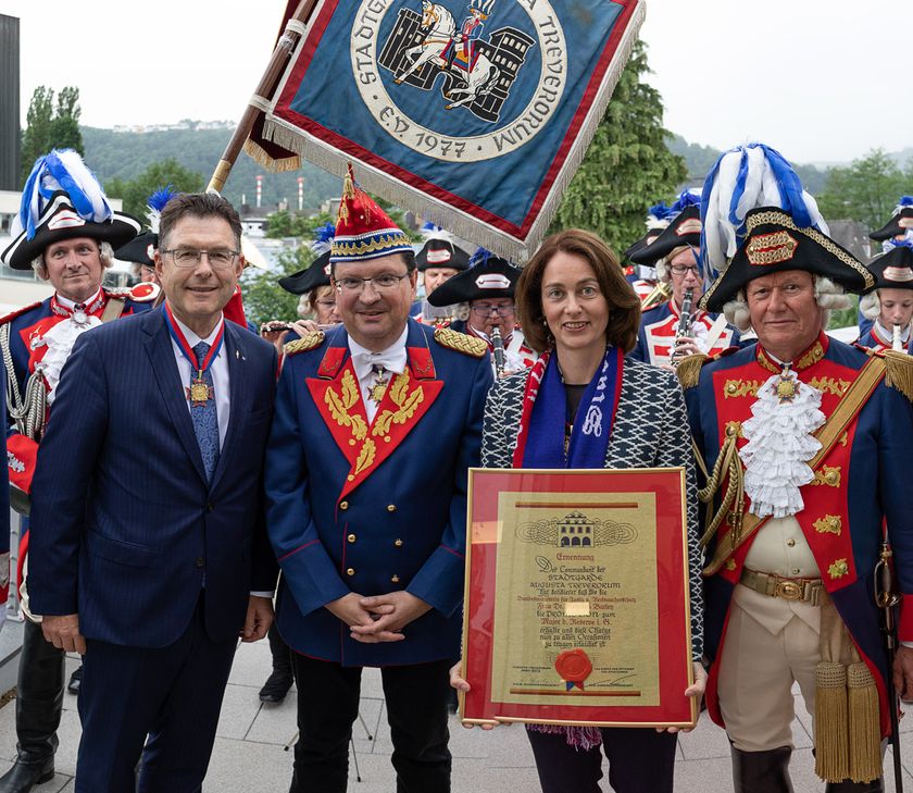 Erste Frau in der Männerdomäne: die Bundesministerin für Justiz und Verbraucherschutz Dr. Katarina Barley nach ihrer Ernennung zum Major der Reserve im Generalstab der Stadtgarde Augusta Treverorum mit (v. l.) Volksbankchef Norbert Friedrich (Mitglied im Generalstab), Laudator Christoph Heinemann (Generalstabsadjutant) und Kommandant Wolfgang Heles. Links im Hintergrund Corpsadjutant Ralf Gieche mit Standarte. Fotos: Valentin-Kleinmann