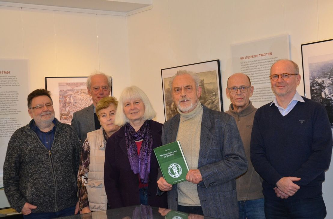 Dr. Elmar Neuß hat sich unter Mirkung des Geschichtsvereins dem »Monschauer Land im Mittelalter gewidmet. Dabei unterstreicht er, dass das Band zum 100. Geburtstag des Geschichtsvereins kein Fachbuch ist, sondern historisch interessierte Leser unterhalten soll. Foto: T. Förster