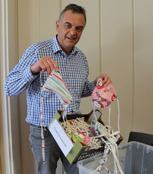 Rudolf Westerburg erläutert den Hintergrund der Stoffmasken-Aktion. Foto: Gemeinde Hellenthal
