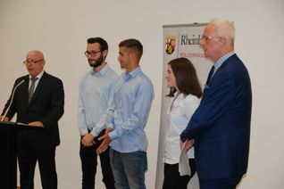 Im Januar vergangenen Jahres haben Johannes Hain aus Piesport und Jessica Huber und Daniel Maybaum aus Trittenheim gemeinsam einen 34-jährigen Familienvater gerettet, der offenbar in suizidaler Absicht bei Piesport von einer Brücke springen wollte. Durch gutes Zureden und beherztes Eingreifen brachten sie den Mann von seinem Vorhaben ab und kümmerten sich bis zum Eintreffen von Polizei und Rettungskräften um ihn. Foto: Reiprich