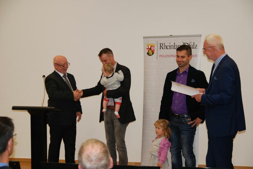 Lukas Niemas aus Kasel rettete mit Hilfe von Marc Peter Steffgen im März 2017 eine Frau, die sich in Trier auf die Mosel begeben hatte, um sich das Leben zu nehmen. Zur Zeit des Vorfalles befanden sie sich auf einer einer Veranstaltung in einem nahegelegenen Hotel, was sie nicht davon abhielt, sofort nach draußen zu laufen, die 71-jährige aus dem Wasser zu ziehen und Erste-Hilfe-Maßnahmen einzuleiten. Foto: Reiprich