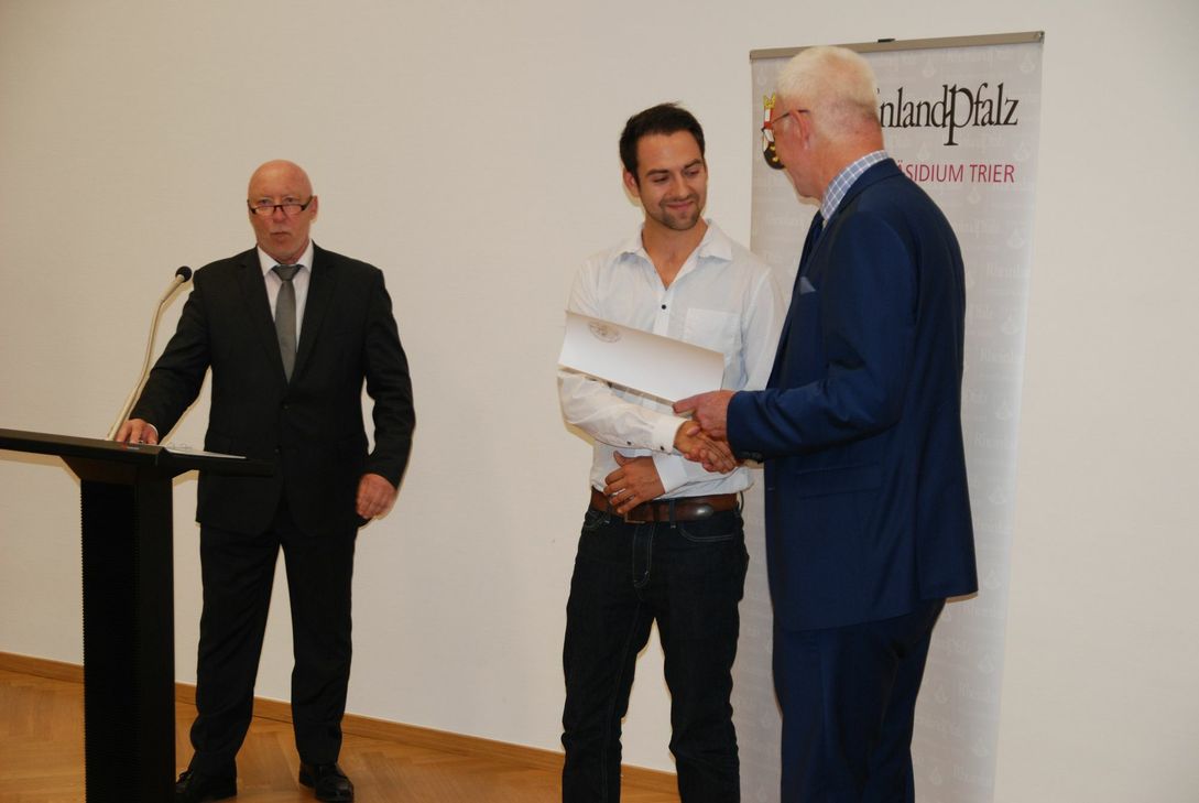 Johannes Hansen hielt im Juni 2017 einen 35-jährigen Mann davon ab von der Kaiser-Wilhelm-Brücke in Trier zu springen und sich so das Leben zu nehmen. So konnte der Mann von seinem Vorhaben abgehalten werden, bis die Polizei den Suizidversuch endgültig unterbrechen konnte.