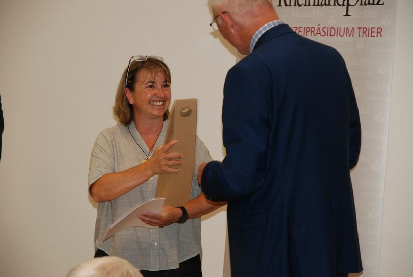 Antonius Schneider aus Trierweiler (bei der Veranstaltung vertreten durch seine Frau) hat im Juni 2017 einen 59-jährigen Mann davon abgehalten, sich in Trierweiler-Sirzenich das Leben zu nehmen. Durch ein intensives Gespräch mit dem suizidalen Mann, konnte Schneider ihn überzeugen, seine Absicht nicht in die Tat umzusetzen. Foto: Reiprich