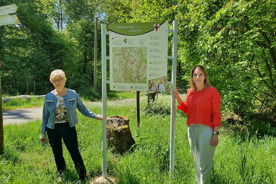 Vera Merten (rechts), Geschäftsführerin der GesundLand Vulkaneifel GmbH, und Roswitha Lescher von der Tourist Information Lutzerath weihten die Wanderwege ein.