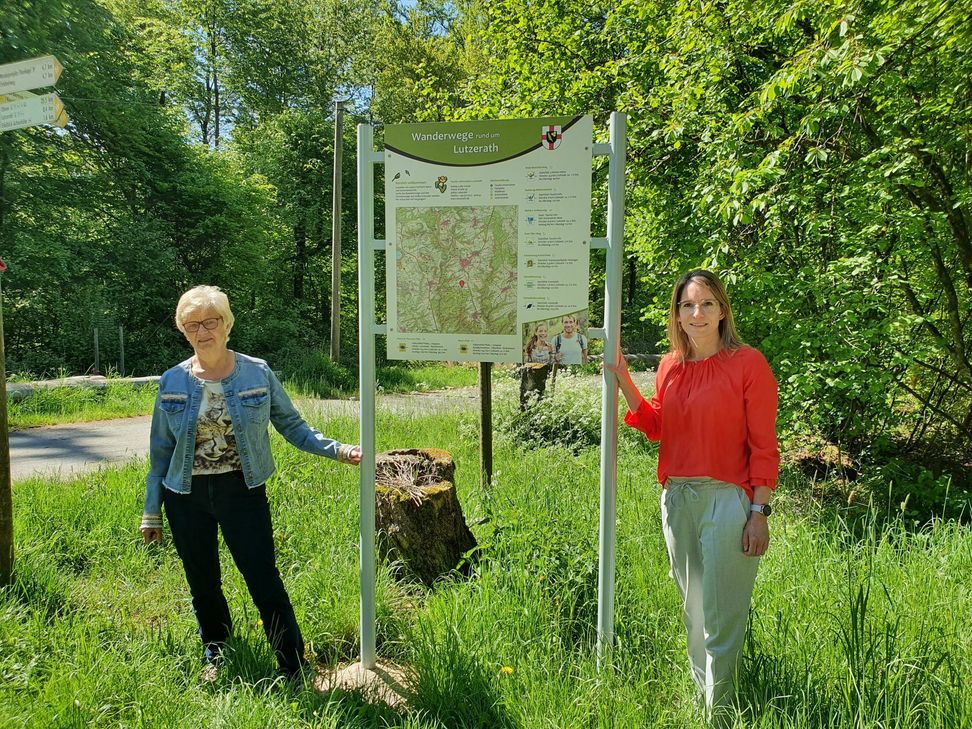 Vera Merten (rechts), Geschäftsführerin der GesundLand Vulkaneifel GmbH, und Roswitha Lescher von der Tourist Information Lutzerath weihten die Wanderwege ein.