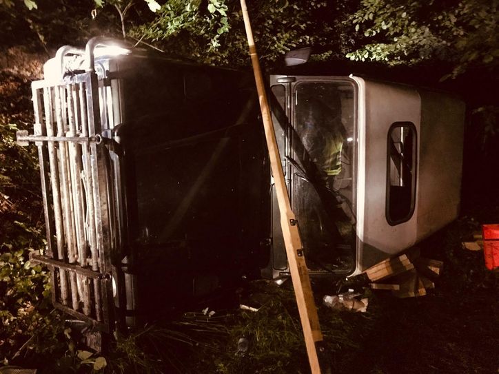 Unter diesem Geländewagen war der Fahrer eingeklemmt und wurde von der Feuerwehr befreit.