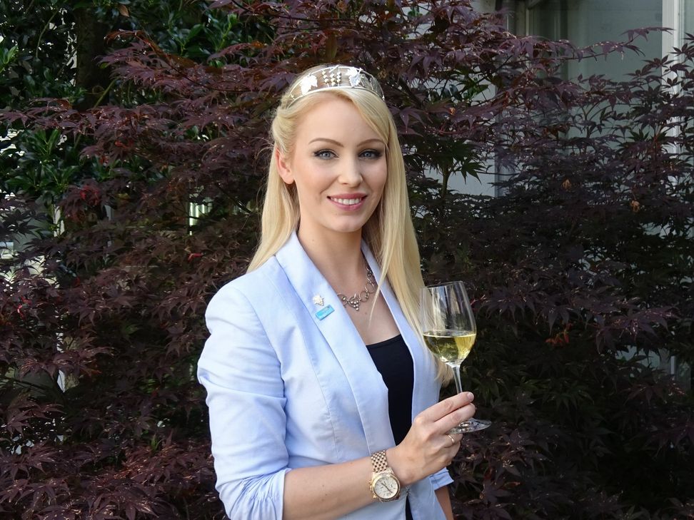 Wer wird die Nachfolgerin von Mittelrhein-Weinkönigin Sarah Hulten? Im November fällt die Entscheidung. Noch bis zum 1. August können sich Kandidatinnen bewerben.