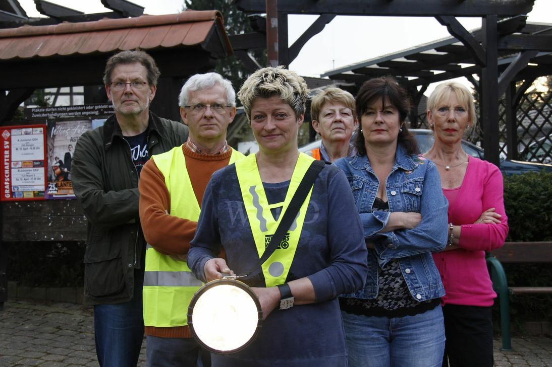 In der Dunkelheit unterwegs: Elke Wolber (3.v.li.) geht mit der Bürgerpatrouille in Esch regelmäßig auf Tour. Seit sie das tun, gab es bei ihnen keinen sogenannten Tageswohnungseinbruch mehr.