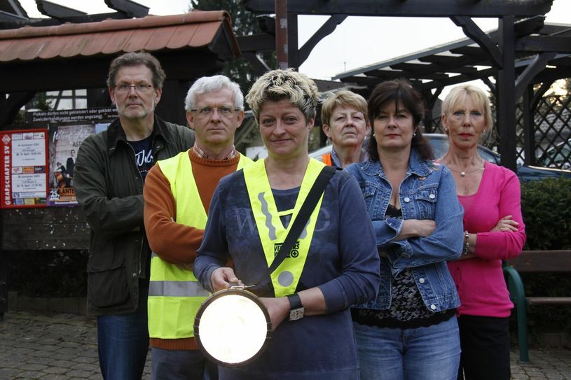 In der Dunkelheit unterwegs: Elke Wolber (3.v.li.) geht mit der Bürgerpatrouille in Esch regelmäßig auf Tour. Seit sie das tun, gab es bei ihnen keinen sogenannten Tageswohnungseinbruch mehr.