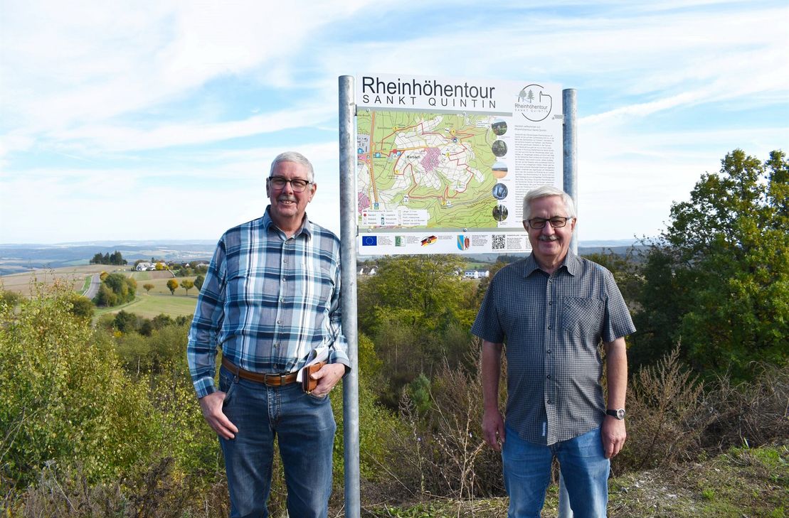 Otmar Schmitz (li.) und Herbert Karbach am Startpunkt. Die Wege, wie der Aufstieg zu den Schieferhöhlen, wurden in Eigenleistung angelegt.