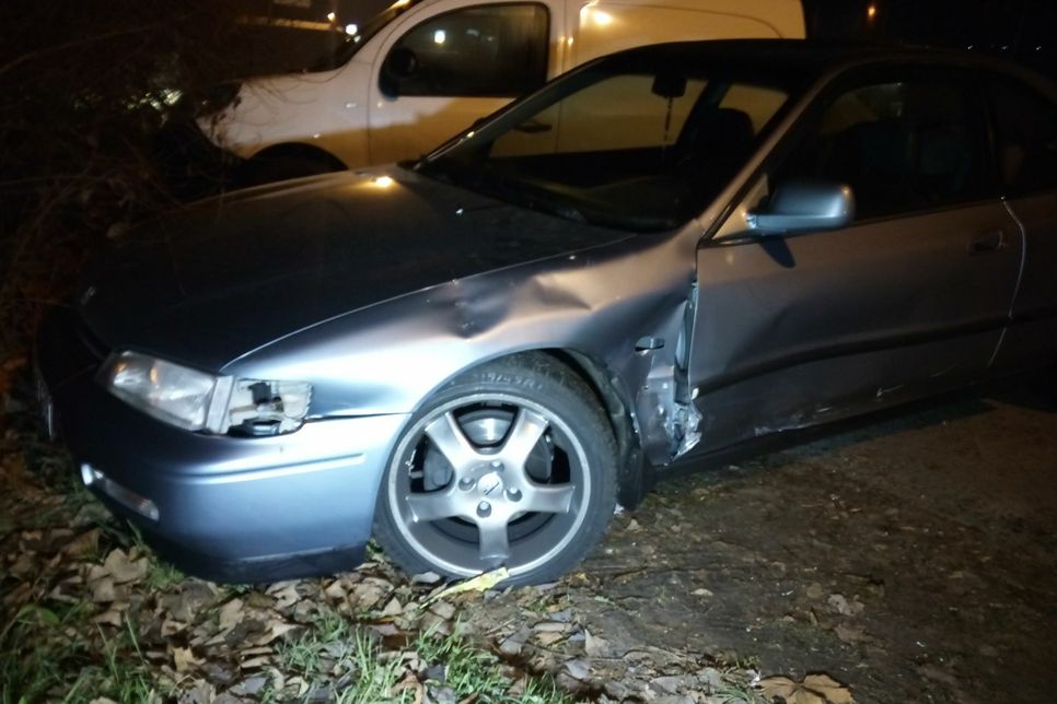 In der Trierer Loebstraße hat sich am Donnerstagabend gegen 19 Uhr ein Unfall ereignet, bei dem ein Roller und ein Auto zusammengestoßen sind. Der 20-jährige Roller-Fahrer wurde dabei schwer verletzt. Fotos: Siko