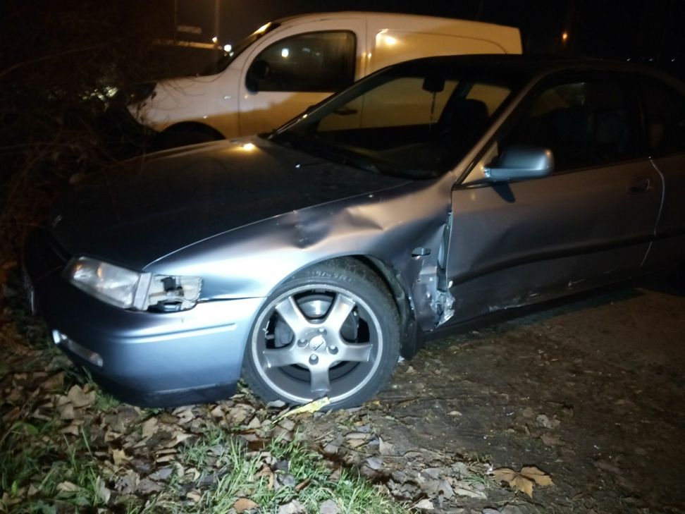 In der Trierer Loebstraße hat sich am Donnerstagabend gegen 19 Uhr ein Unfall ereignet, bei dem ein Roller und ein Auto zusammengestoßen sind. Der 20-jährige Roller-Fahrer wurde dabei schwer verletzt. Fotos: Siko