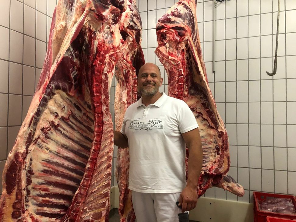 Vom Aussuchen der Tiere auf dem Hof bis zum verkaufsfertigen Stück Fleisch, das über die Theke geht: Metzgermeister Frank Schmitz aus Heppingen ist an jedem Produktionsschritt beteiligt. Foto: Wicher